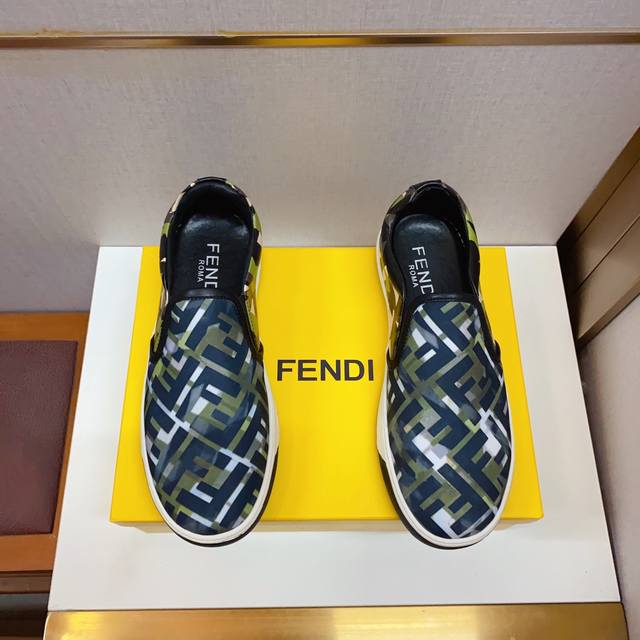 工厂价 Fend* 休闲新品上市 鞋面采用品牌印花面料羊皮内里，橡胶耐磨大底，鞋型饱满，立体感十足时尚、新颖标准码数：38-44。两色可选。